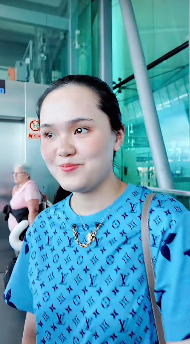 Vợ Duy Mạnh lại bị chê mặc xấu, thời trang sân bay khó đỡ, còn đâu khí chất tiểu thư lá ngọc cành vàng!- Ảnh 2. Vợ Duy Mạnh lại bị chê mặc xấu, thời trang sân bay khó đỡ, còn đâu khí chất tiểu thư lá ngọc cành vàng!- Ảnh 2.