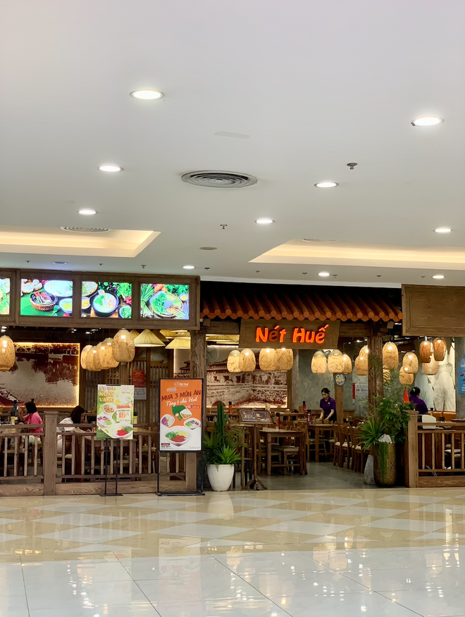 Cảnh tượng tò mò ở Vincom Nguyễn Chí Thanh- Ảnh 13. Cảnh tượng tò mò ở Vincom Nguyễn Chí Thanh- Ảnh 13.