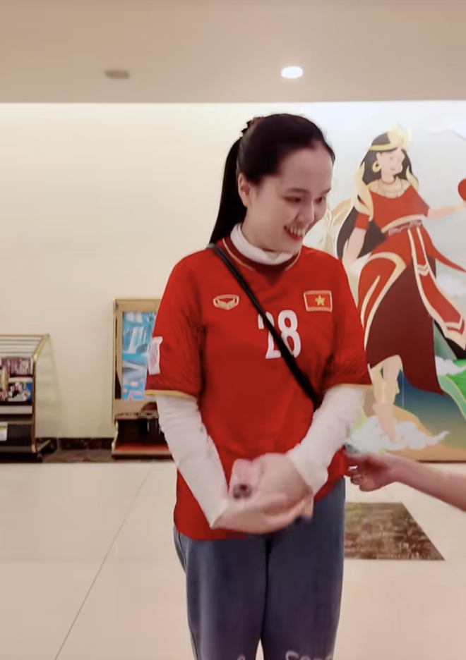 Vợ Duy Mạnh lại bị chê mặc xấu, thời trang sân bay khó đỡ, còn đâu khí chất tiểu thư lá ngọc cành vàng!- Ảnh 5. Vợ Duy Mạnh lại bị chê mặc xấu, thời trang sân bay khó đỡ, còn đâu khí chất tiểu thư lá ngọc cành vàng!- Ảnh 5.