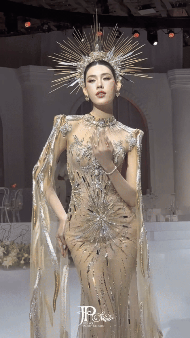 1 mỹ nhân chuyển giới khiến nhan sắc của Tiểu Vy bị tụt hạng- Ảnh 8. 1 mỹ nhân chuyển giới khiến nhan sắc của Tiểu Vy bị tụt hạng- Ảnh 8.