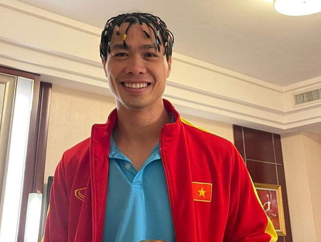 Công Phượng gây sốc với diện mạo mới, sao bóng đá lái xế hộp xịn, mang cả "đồ nghề"massage lên hội quân ĐT Việt Nam- Ảnh 1.