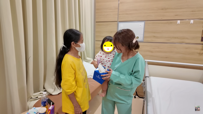 Bà Nhân Vlog bị chỉ trích vì con bị Covid-19 cũng đưa lên làm content- Ảnh 4.