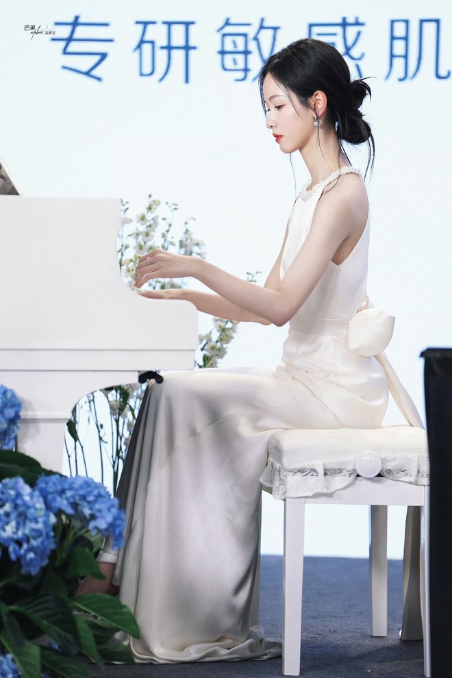 Nữ thần chơi đàn nhưng bóng lưng lại gây sốt: 1 thập kỷ giữ cân nặng 42kg và làn da mướt mắt nhờ 2 cách- Ảnh 2.