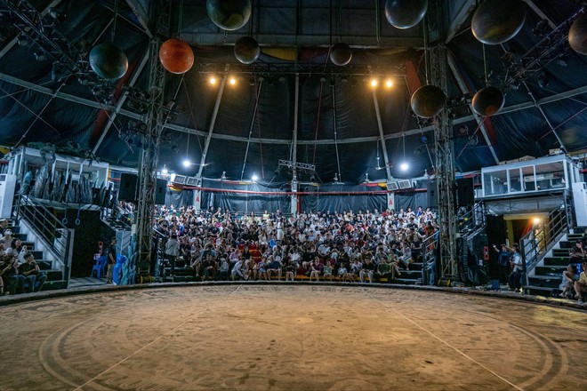 Xiếc Việt gây bão dịp lễ: Săn vé khó hơn concert, sân khấu xứng đáng 100 điểm còn diễn viên thì đẹp miễn chê- Ảnh 2.