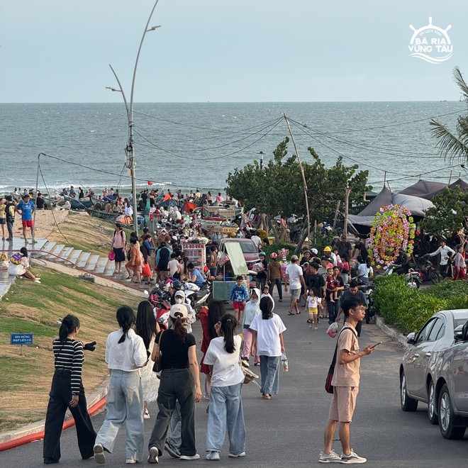 Sắp kết thúc kỳ nghỉ lễ, nhiều điểm du lịch dần thưa khách hơn nhưng riêng 2 nơi này vẫn đông nghịt- Ảnh 4.