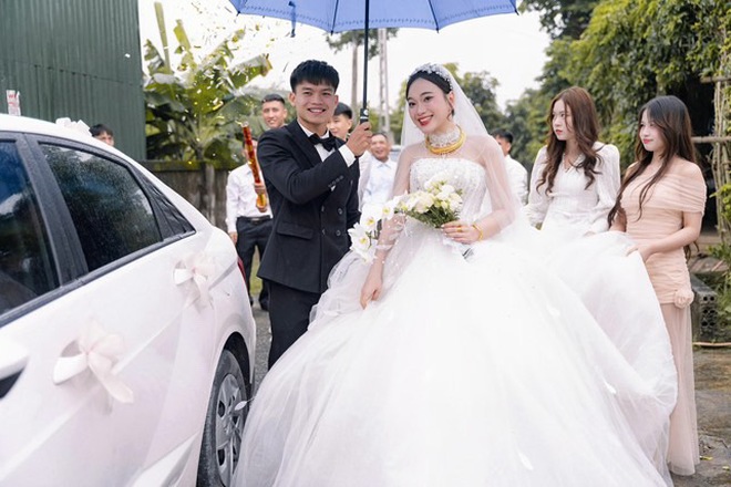 Ảnh nét căng đám cưới Hồ Văn Cường: Chú rể diện vest bảnh bao, cô dâu visual đỉnh chóp vàng đeo trĩu cổ nặng tay- Ảnh 6.