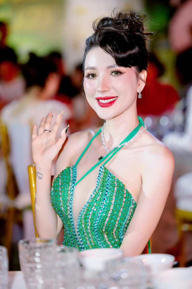 Ẩn số hôn nhân của Ngân Collagen và chồng có liên quan đến lâu đài 500 tỷ đồng?- Ảnh 5.