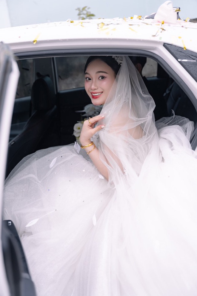 Ảnh nét căng đám cưới Hồ Văn Cường: Chú rể diện vest bảnh bao, cô dâu visual đỉnh chóp vàng đeo trĩu cổ nặng tay- Ảnh 8.