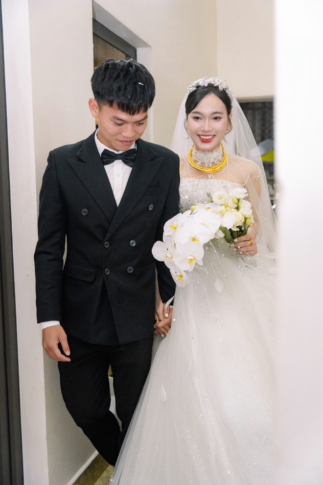 Ảnh nét căng đám cưới Hồ Văn Cường: Chú rể diện vest bảnh bao, cô dâu visual đỉnh chóp vàng đeo trĩu cổ nặng tay- Ảnh 3.