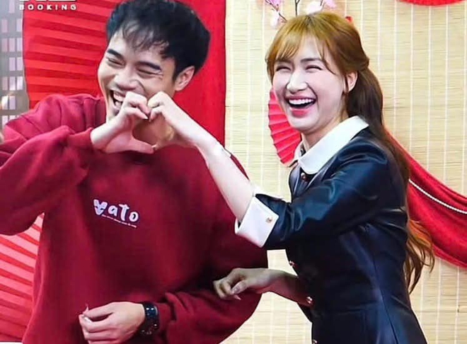 Hoà Minzy gây sốc vì nợ Văn Toàn tiền tỉ, xin trừ nợ theo cách “oái ăm” khiến chàng cầu thủ suýt ngất- Ảnh 2.
