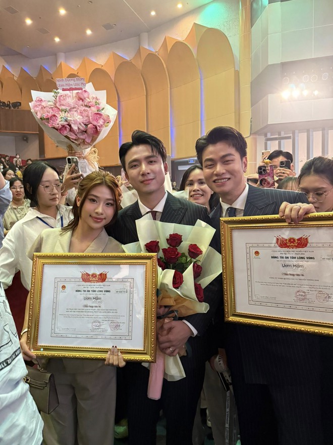 Không còn "phông bạt", Louis Phạm khoe "bằng chứng" từ thiện cực uy tín, nhan sắc trưởng thành nhận mưa lời khen- Ảnh 3.