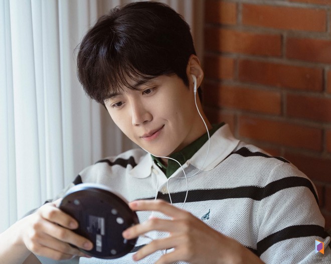 Kim Seon Ho tạo trend khắp châu Á nhưng lần đầu làm 1 việc: Đẹp trai nhưng luống cuống như nhân viên mới tan can- Ảnh 12. Kim Seon Ho tạo trend khắp châu Á nhưng lần đầu làm 1 việc: Đẹp trai nhưng luống cuống như nhân viên mới tan can- Ảnh 12.