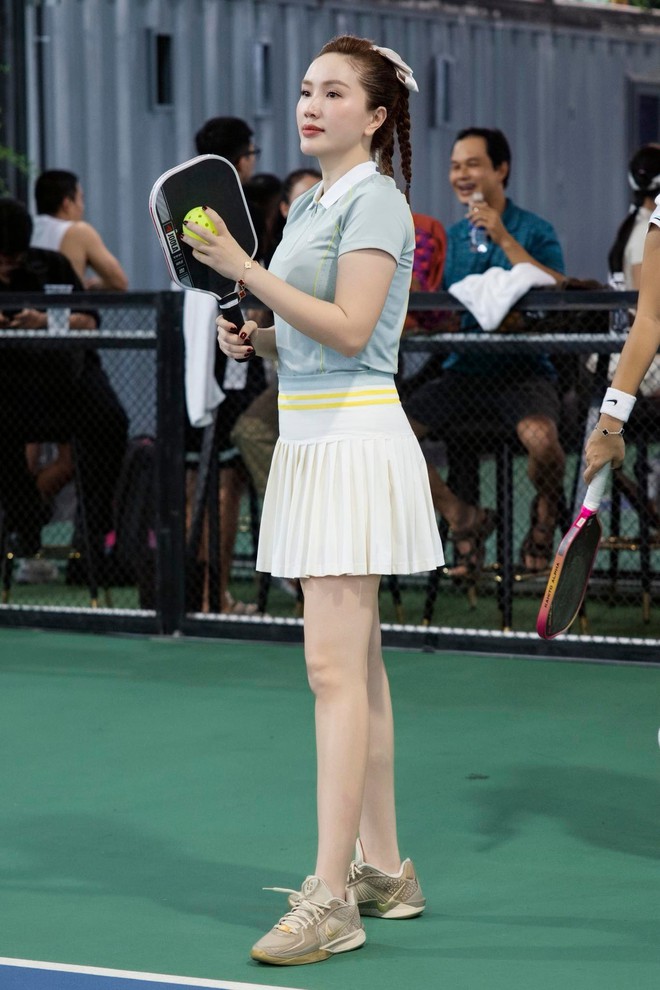Được chồng đại gia “dụ dỗ” chơi pickleball, Bảo Thy gây sốt với visual xinh ngỡ ngàng trên sân đấu- Ảnh 5. Được chồng đại gia “dụ dỗ” chơi pickleball, Bảo Thy gây sốt với visual xinh ngỡ ngàng trên sân đấu- Ảnh 5.