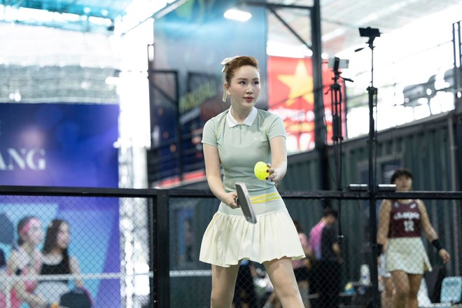 Được chồng đại gia “dụ dỗ” chơi pickleball, Bảo Thy gây sốt với visual xinh ngỡ ngàng trên sân đấu- Ảnh 1. Được chồng đại gia “dụ dỗ” chơi pickleball, Bảo Thy gây sốt với visual xinh ngỡ ngàng trên sân đấu- Ảnh 1.