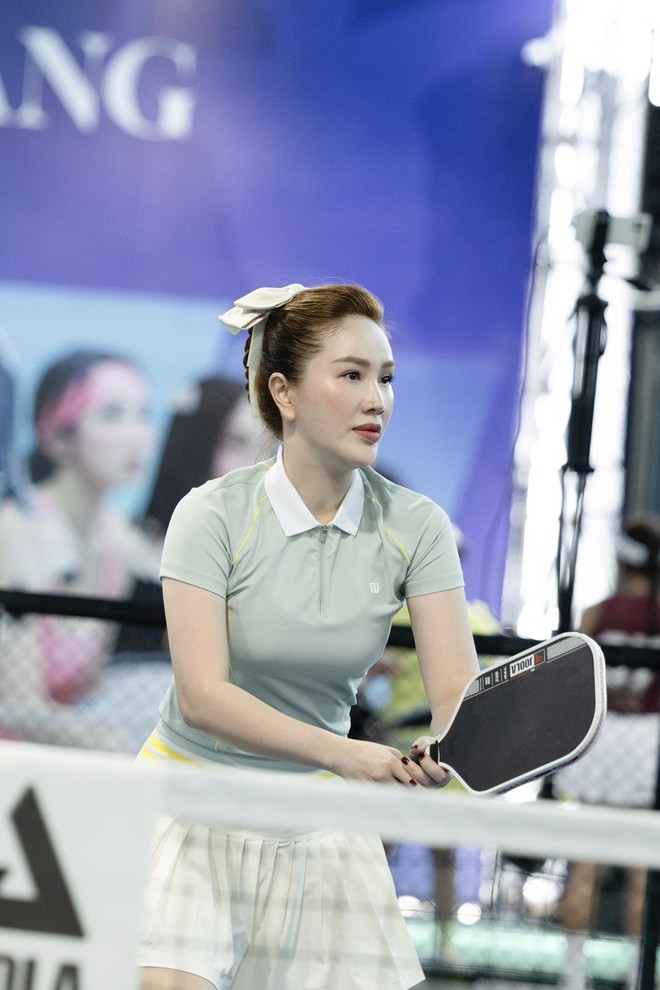 Được chồng đại gia “dụ dỗ” chơi pickleball, Bảo Thy gây sốt với visual xinh ngỡ ngàng trên sân đấu- Ảnh 4. Được chồng đại gia “dụ dỗ” chơi pickleball, Bảo Thy gây sốt với visual xinh ngỡ ngàng trên sân đấu- Ảnh 4.