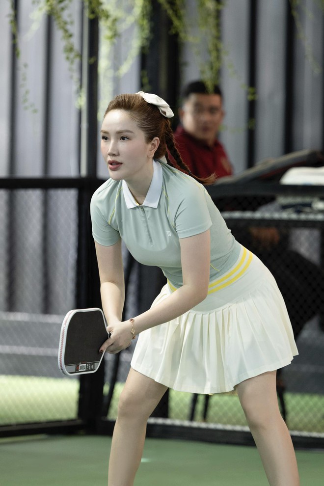 Được chồng đại gia “dụ dỗ” chơi pickleball, Bảo Thy gây sốt với visual xinh ngỡ ngàng trên sân đấu- Ảnh 2. Được chồng đại gia “dụ dỗ” chơi pickleball, Bảo Thy gây sốt với visual xinh ngỡ ngàng trên sân đấu- Ảnh 2.