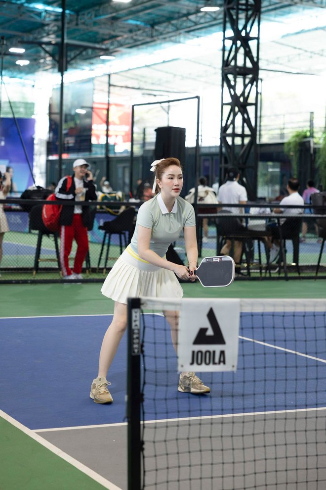Được chồng đại gia “dụ dỗ” chơi pickleball, Bảo Thy gây sốt với visual xinh ngỡ ngàng trên sân đấu- Ảnh 6. Được chồng đại gia “dụ dỗ” chơi pickleball, Bảo Thy gây sốt với visual xinh ngỡ ngàng trên sân đấu- Ảnh 6.