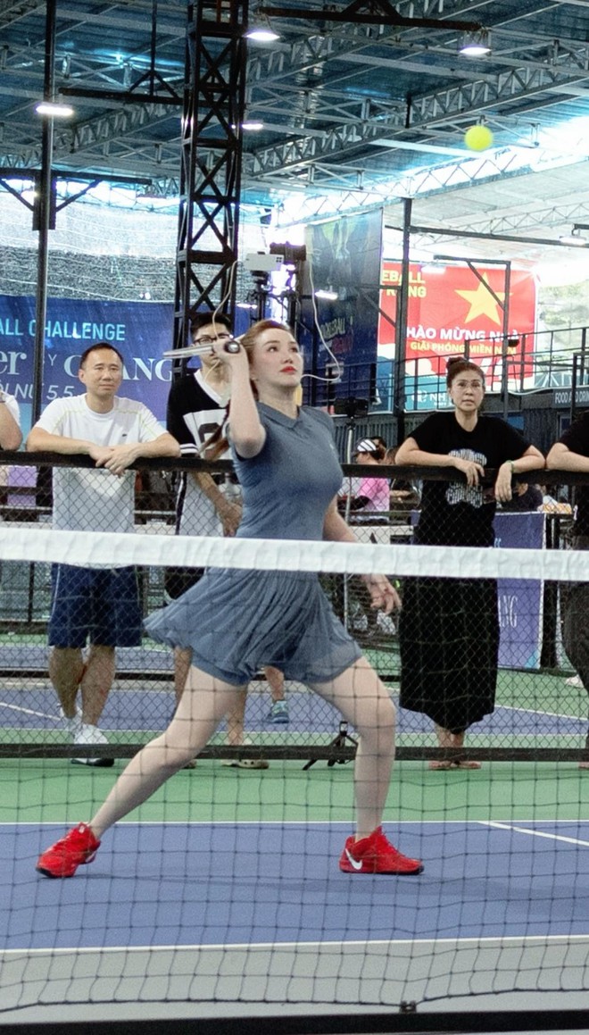 Được chồng đại gia “dụ dỗ” chơi pickleball, Bảo Thy gây sốt với visual xinh ngỡ ngàng trên sân đấu- Ảnh 8. Được chồng đại gia “dụ dỗ” chơi pickleball, Bảo Thy gây sốt với visual xinh ngỡ ngàng trên sân đấu- Ảnh 8.