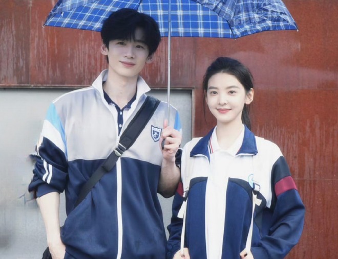 Cặp chị em showbiz yêu lén lút đã "toang", nhà trai bỏ bồ chạy theo nữ thần 10 triệu người say đắm?- Ảnh 4. Cặp chị em showbiz yêu lén lút đã "toang", nhà trai bỏ bồ chạy theo nữ thần 10 triệu người say đắm?- Ảnh 4.