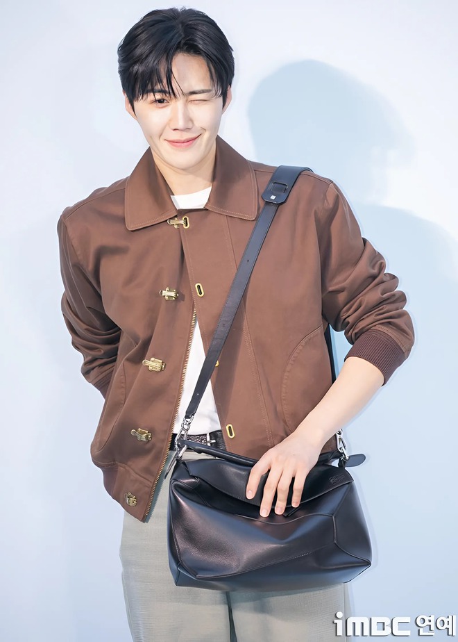 Kim Seon Ho tạo trend khắp châu Á nhưng lần đầu làm 1 việc: Đẹp trai nhưng luống cuống như nhân viên mới tan can- Ảnh 4. Kim Seon Ho tạo trend khắp châu Á nhưng lần đầu làm 1 việc: Đẹp trai nhưng luống cuống như nhân viên mới tan can- Ảnh 4.