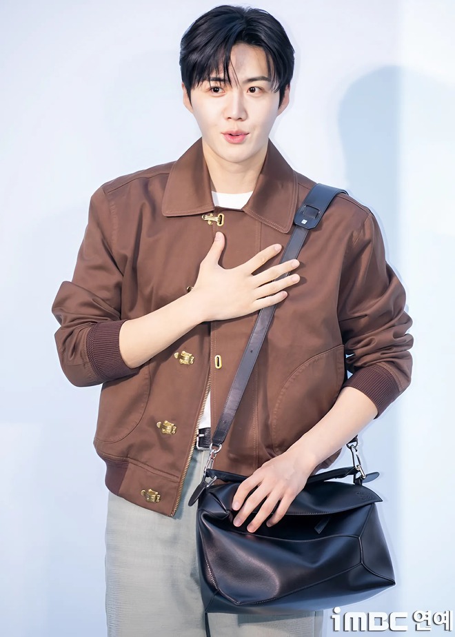 Kim Seon Ho tạo trend khắp châu Á nhưng lần đầu làm 1 việc: Đẹp trai nhưng luống cuống như nhân viên mới tan can- Ảnh 3. Kim Seon Ho tạo trend khắp châu Á nhưng lần đầu làm 1 việc: Đẹp trai nhưng luống cuống như nhân viên mới tan can- Ảnh 3.