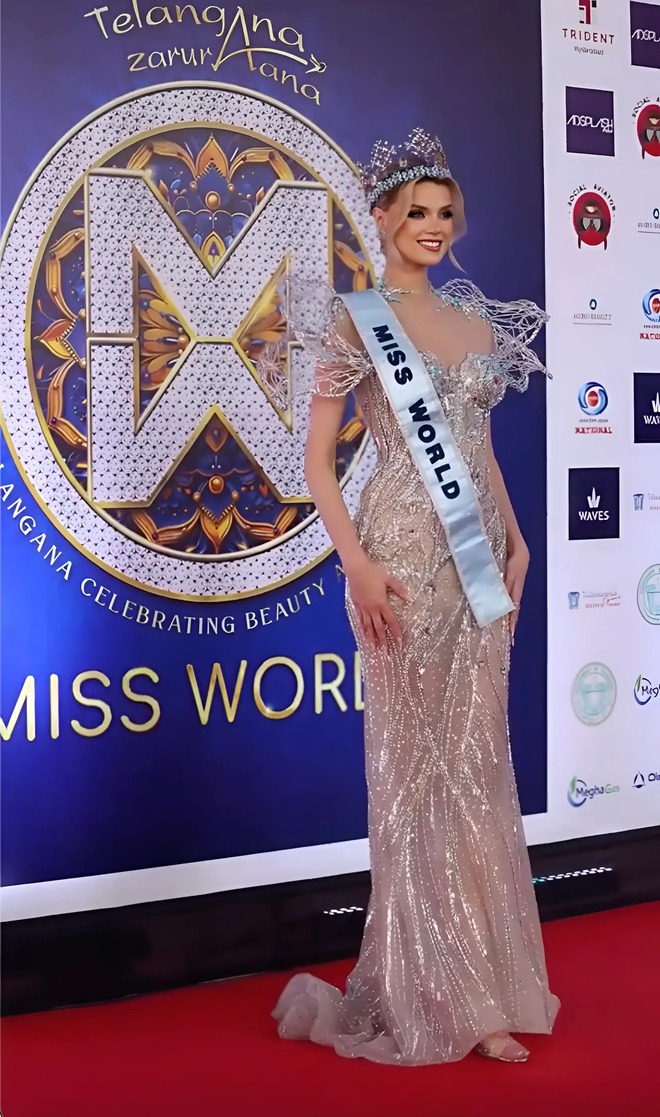 Nữ hoàng Elsa trên sân khấu Miss World: Từ người đến váy đều đẹp vô thực, một nửa có công ekip Việt Nam- Ảnh 6. Nữ hoàng Elsa trên sân khấu Miss World: Từ người đến váy đều đẹp vô thực, một nửa có công ekip Việt Nam- Ảnh 6.