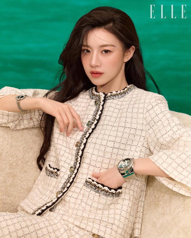 Bạn thân Han So Hee bình thường là nữ thần AI, nay ra sân bay luộm thuộm như chưa tỉnh cơn mê- Ảnh 9.