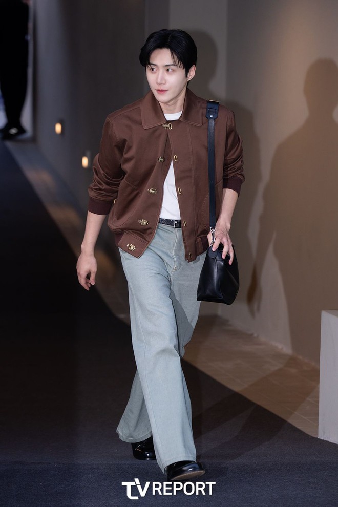 Kim Seon Ho tạo trend khắp châu Á nhưng lần đầu làm 1 việc: Đẹp trai nhưng luống cuống như nhân viên mới tan can- Ảnh 1. Kim Seon Ho tạo trend khắp châu Á nhưng lần đầu làm 1 việc: Đẹp trai nhưng luống cuống như nhân viên mới tan can- Ảnh 1.