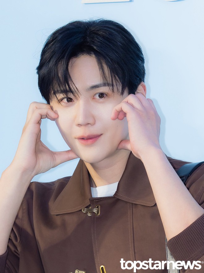 Kim Seon Ho tạo trend khắp châu Á nhưng lần đầu làm 1 việc: Đẹp trai nhưng luống cuống như nhân viên mới tan can- Ảnh 5. Kim Seon Ho tạo trend khắp châu Á nhưng lần đầu làm 1 việc: Đẹp trai nhưng luống cuống như nhân viên mới tan can- Ảnh 5.