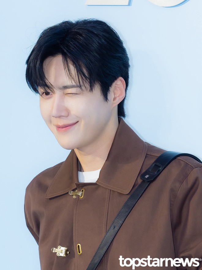 Kim Seon Ho tạo trend khắp châu Á nhưng lần đầu làm 1 việc: Đẹp trai nhưng luống cuống như nhân viên mới tan can- Ảnh 7. Kim Seon Ho tạo trend khắp châu Á nhưng lần đầu làm 1 việc: Đẹp trai nhưng luống cuống như nhân viên mới tan can- Ảnh 7.