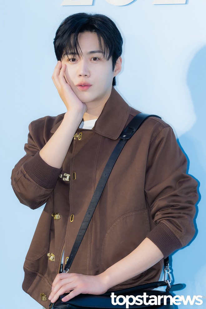 Kim Seon Ho tạo trend khắp châu Á nhưng lần đầu làm 1 việc: Đẹp trai nhưng luống cuống như nhân viên mới tan can- Ảnh 6. Kim Seon Ho tạo trend khắp châu Á nhưng lần đầu làm 1 việc: Đẹp trai nhưng luống cuống như nhân viên mới tan can- Ảnh 6.