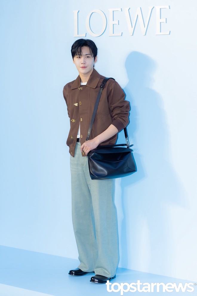 Kim Seon Ho tạo trend khắp châu Á nhưng lần đầu làm 1 việc: Đẹp trai nhưng luống cuống như nhân viên mới tan can- Ảnh 2. Kim Seon Ho tạo trend khắp châu Á nhưng lần đầu làm 1 việc: Đẹp trai nhưng luống cuống như nhân viên mới tan can- Ảnh 2.