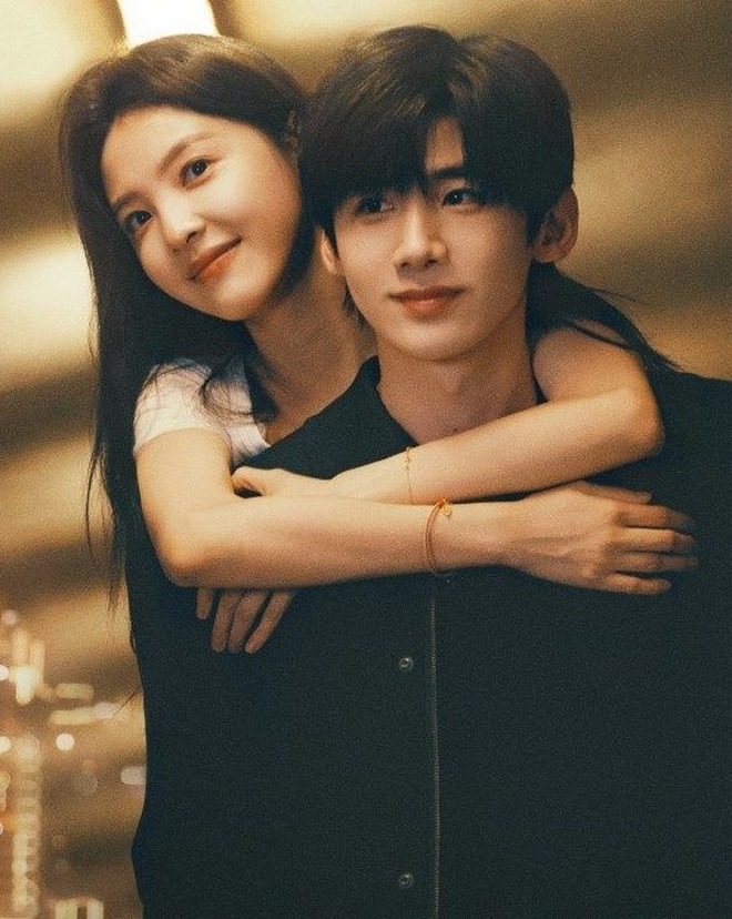 Cặp chị em showbiz yêu lén lút đã "toang", nhà trai bỏ bồ chạy theo nữ thần 10 triệu người say đắm?- Ảnh 3. Cặp chị em showbiz yêu lén lút đã "toang", nhà trai bỏ bồ chạy theo nữ thần 10 triệu người say đắm?- Ảnh 3.