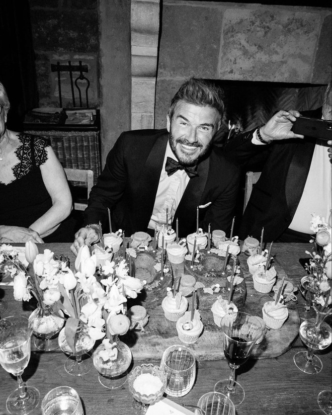 Bộ ảnh đậm chất tài phiệt của gia đình Beckham hút triệu lượt "tim", Victoria gạt phăng con trai cả giữa tin đồn "cạch mặt"- Ảnh 9.