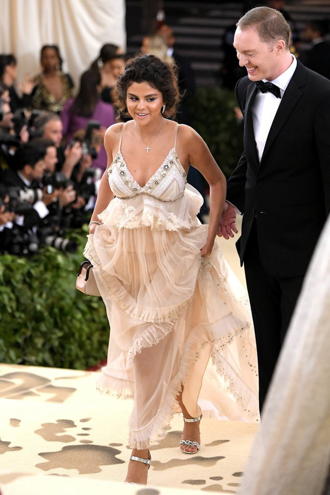 Lần xấu hổ ê chề của Selena Gomez tại Met Gala: Nhân vật chính “xách váy bỏ chạy” 6 năm chưa quay lại- Ảnh 4.