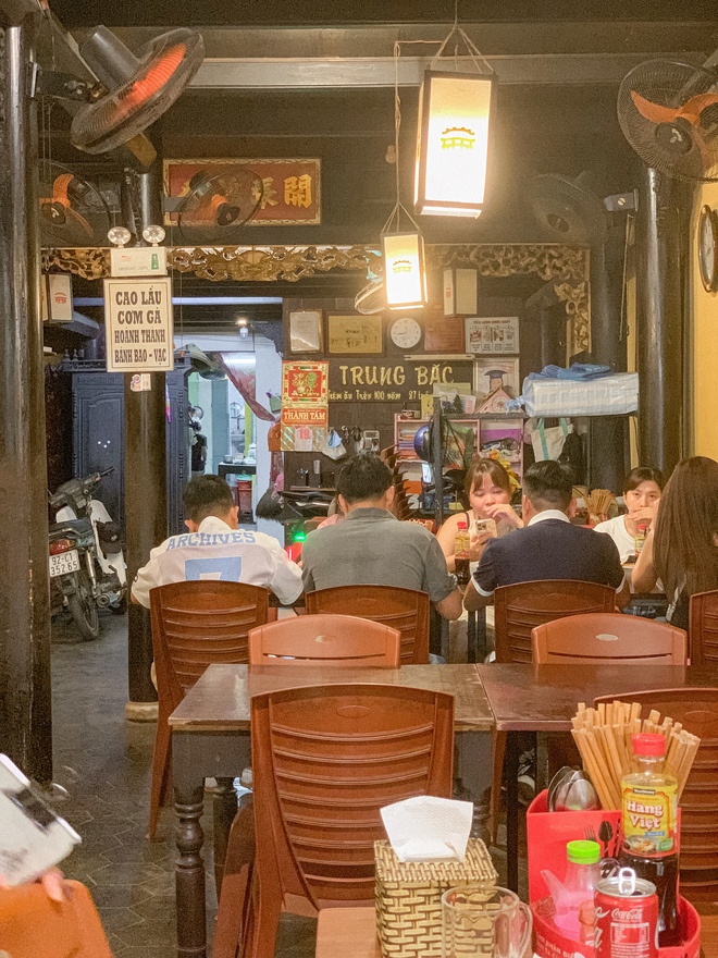 Hàng cao lầu 100 tuổi giữa phố cổ Hội An hút cả khách Tây lẫn khách Việt: Hương vị "trăm năm" có gì đặc biệt?- Ảnh 3.