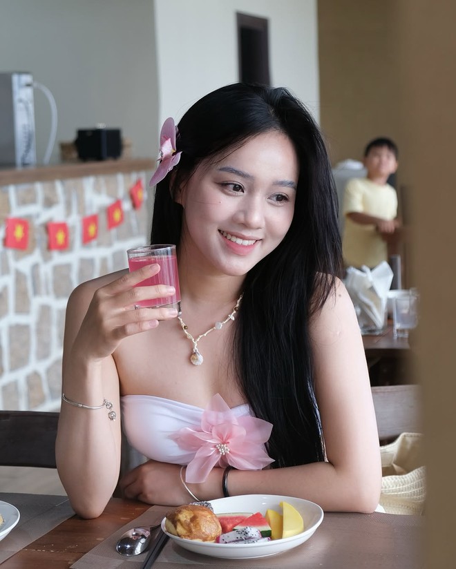 Nóng hơn mùa hè, bạn gái hot TikToker của "nam thần" U23 Việt Nam diện bikini khoe body khét lẹt- Ảnh 3.