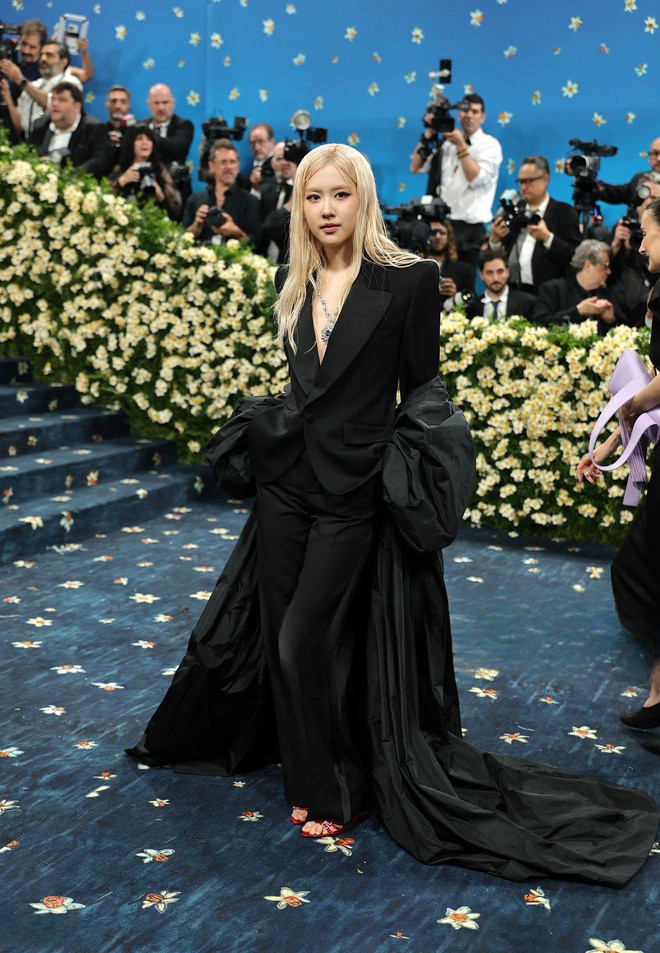 Khung hình khó hiểu của Jennie - Lisa (BLACKPINK) tại Met Gala 2025: Chuyện gì xảy ra thế này?- Ảnh 9.