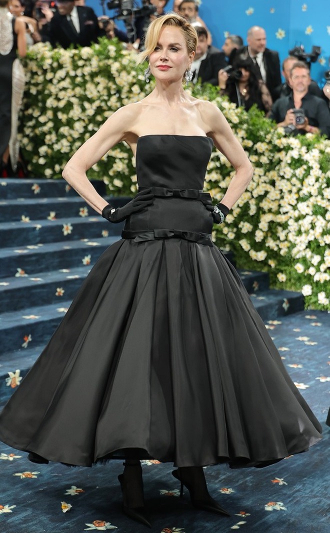 2 “ma cà rồng” trẻ đẹp khó tin khiến cả thế giới chấn động tại Met Gala 2025!- Ảnh 3. 2 “ma cà rồng” trẻ đẹp khó tin khiến cả thế giới chấn động tại Met Gala 2025!- Ảnh 3.