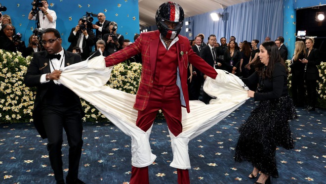 Hội "chơi nổi" Met Gala 2025: Màn xách máy may vác đàn, "biến hình" 19 giây cũng không sốc bằng mặt mộc của Vera Wang- Ảnh 5.