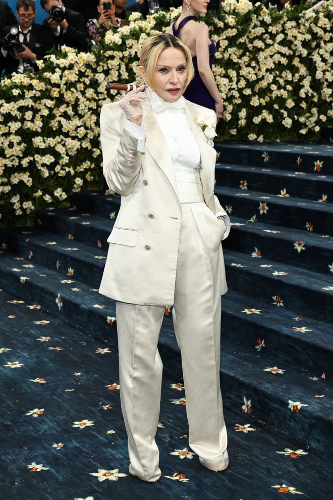 2 “ma cà rồng” trẻ đẹp khó tin khiến cả thế giới chấn động tại Met Gala 2025!- Ảnh 5. 2 “ma cà rồng” trẻ đẹp khó tin khiến cả thế giới chấn động tại Met Gala 2025!- Ảnh 5.