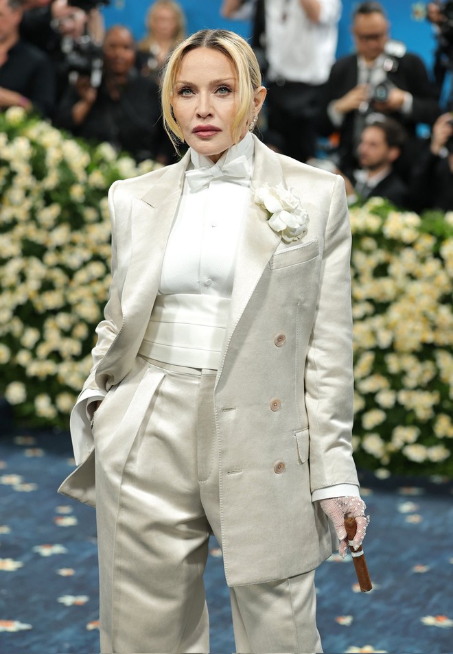 2 “ma cà rồng” trẻ đẹp khó tin khiến cả thế giới chấn động tại Met Gala 2025!- Ảnh 4. 2 “ma cà rồng” trẻ đẹp khó tin khiến cả thế giới chấn động tại Met Gala 2025!- Ảnh 4.