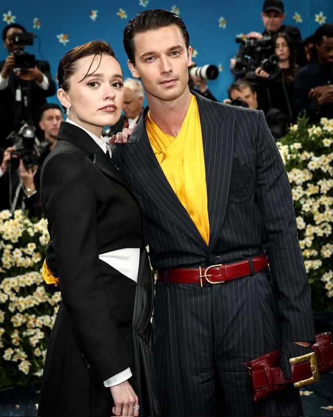 Lisa debut Met Gala: "Cháy" từng milimet, thoát kiếp bị chê nhạt so với hội chị em BLACKPINK nhờ chi tiết hở gây tranh cãi- Ảnh 5. Lisa debut Met Gala: "Cháy" từng milimet, thoát kiếp bị chê nhạt so với hội chị em BLACKPINK nhờ chi tiết hở gây tranh cãi- Ảnh 5.