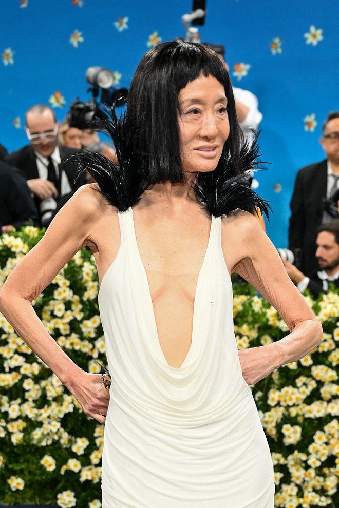 Hội "chơi nổi" Met Gala 2025: Màn xách máy may vác đàn, "biến hình" 19 giây cũng không sốc bằng mặt mộc của Vera Wang- Ảnh 2.