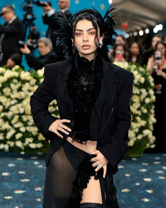 Lisa (BLACKPINK) và dàn mỹ nhân Hollywood diện thời trang "không quần" dự Met Gala, lý do đằng sau gây bất ngờ- Ảnh 5. Lisa (BLACKPINK) và dàn mỹ nhân Hollywood diện thời trang "không quần" dự Met Gala, lý do đằng sau gây bất ngờ- Ảnh 5.