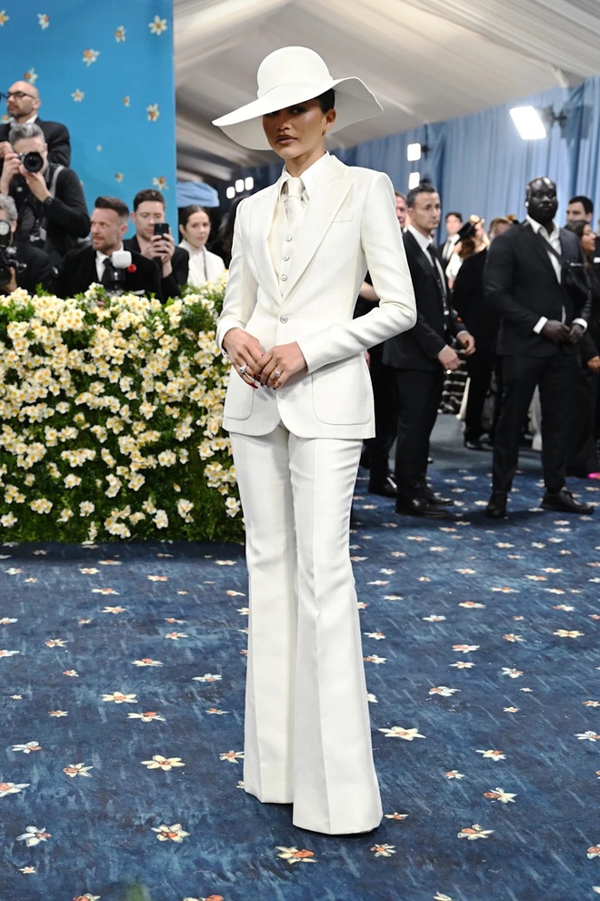 Lisa debut Met Gala: "Cháy" từng milimet, thoát kiếp bị chê nhạt so với hội chị em BLACKPINK nhờ chi tiết hở gây tranh cãi- Ảnh 16. Lisa debut Met Gala: "Cháy" từng milimet, thoát kiếp bị chê nhạt so với hội chị em BLACKPINK nhờ chi tiết hở gây tranh cãi- Ảnh 16.