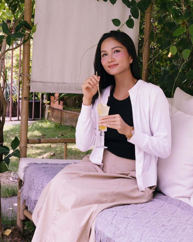 H'Hen Niê đăng ảnh khoe eo sau nửa năm giấu nhẹm, dân tình lại nhớ tới body huyền thoại thời Miss Universe - Ảnh 11.