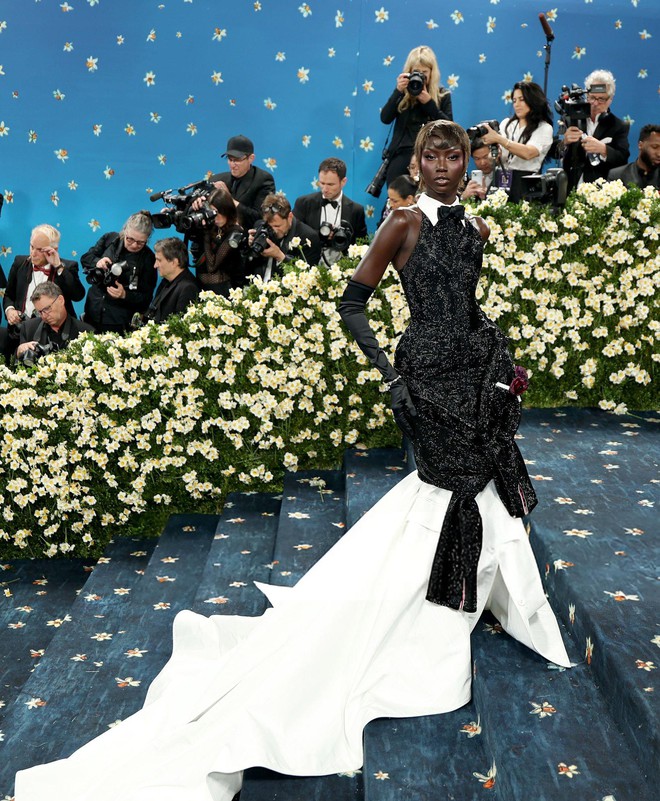 Cô gái vướng drama với Jennie: Năm trước vác 98.000 viên pha lê đi Met Gala, năm nay có còn "chiếm sóng"?- Ảnh 5. Cô gái vướng drama với Jennie: Năm trước vác 98.000 viên pha lê đi Met Gala, năm nay có còn "chiếm sóng"?- Ảnh 5.