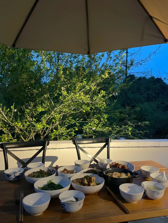 "Cuốc đất 5 phút thở không ra hơi, cày ruộng nửa ngày phải đi truyền nước": Ở phố mất job - ở quê mất sức- Ảnh 4. "Cuốc đất 5 phút thở không ra hơi, cày ruộng nửa ngày phải đi truyền nước": Ở phố mất job - ở quê mất sức- Ảnh 4.