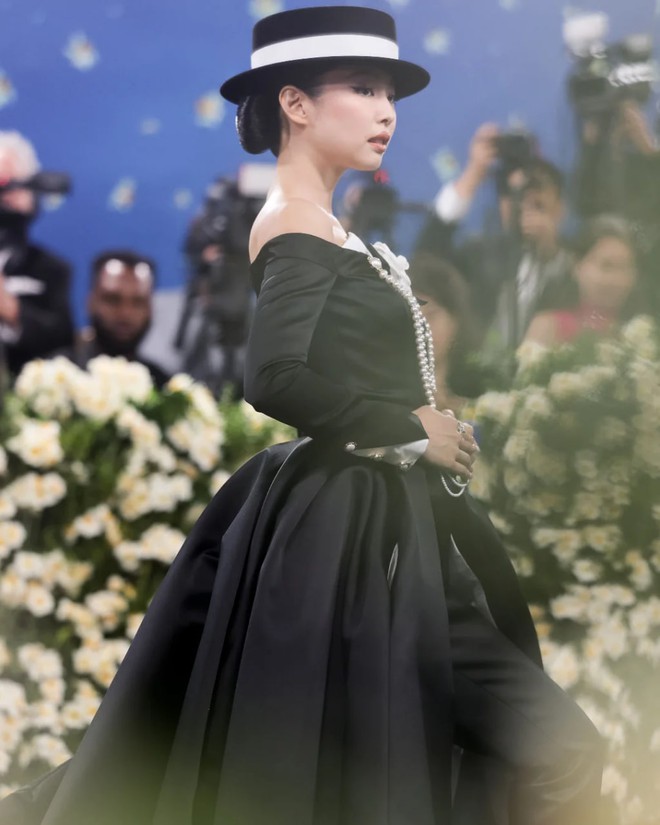Jennie đẹp như minh tinh điện ảnh trong loạt khung hình full HD, Met Gala “lộc” quá rồi!- Ảnh 8.